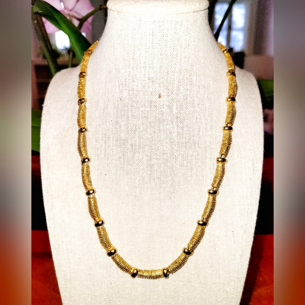 VNTG-♥️-Gold toned-Statement Necklace